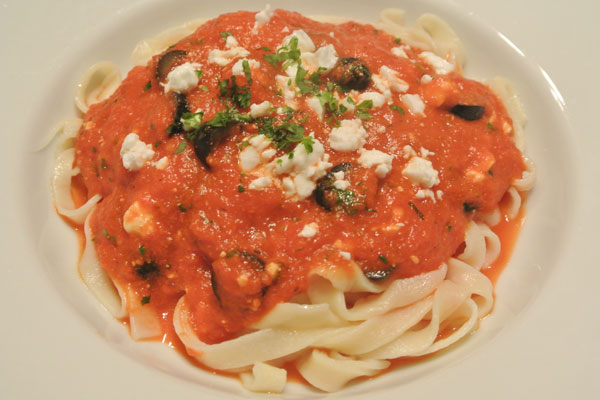 Pasta met een saus van gegrilde puntpaprika