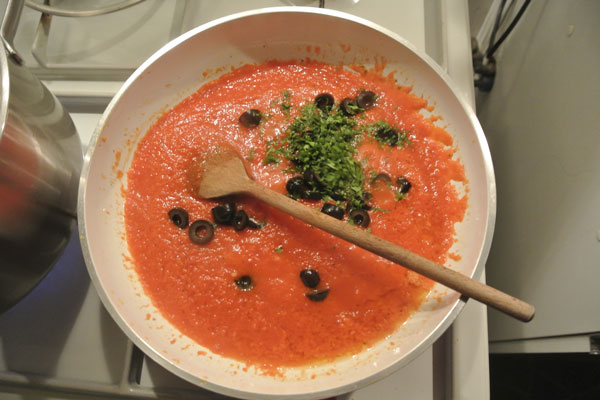 Pasta met een saus van gegrilde puntpaprika