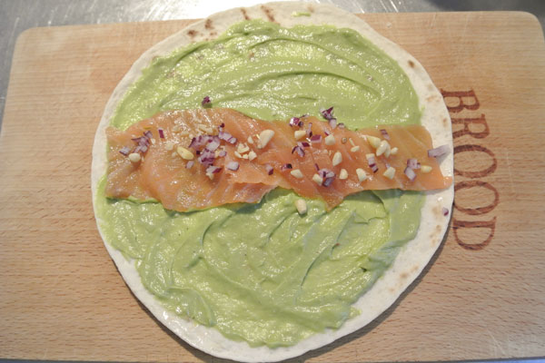 Wraps met gerookte zalm en avocadomousse