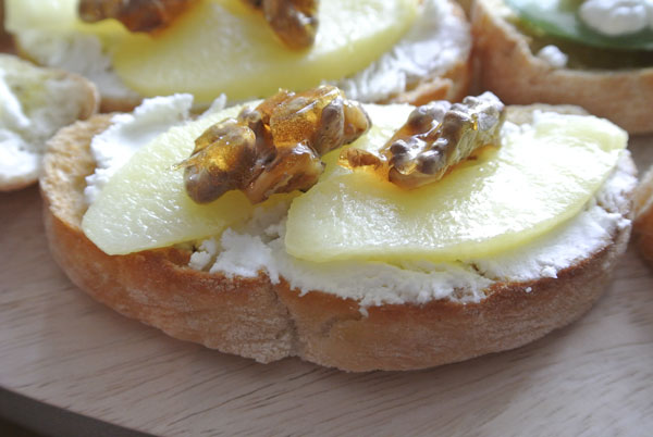 Bruschetta met geitenkaas, walnoten en appel