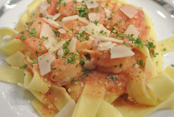 Pasta met garnalen in tomatensaus