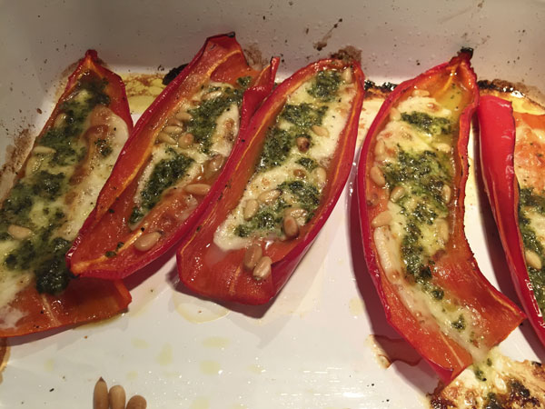 Gevulde puntpaprika met mozzarella en verse pesto.