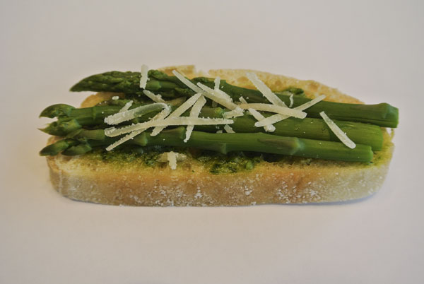 Bruschetta met groene asperges en pesto