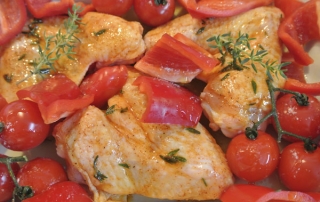Gemarineerde kippenvleugels met paprika en tomaat