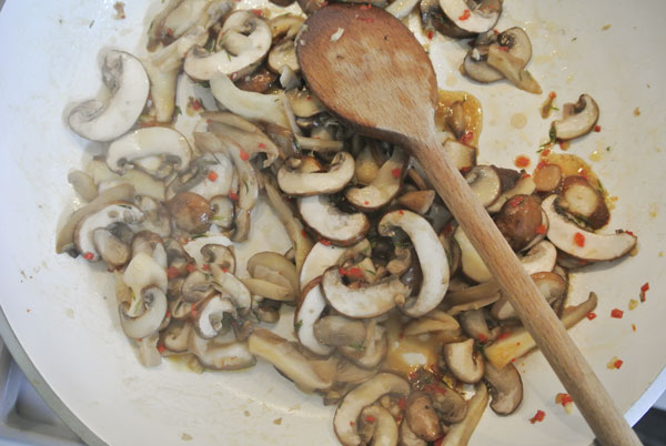 Pasta met romige bospaddenstoelen saus