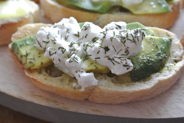 Bruschetta met avocado en huttenkase