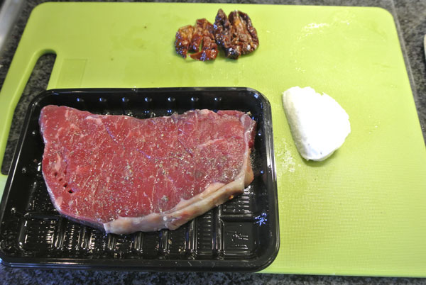 Entrecote met mozzarella en zongedroogde tomaatjes