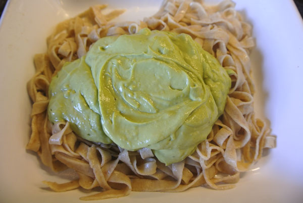 Pasta met zalm en avocado