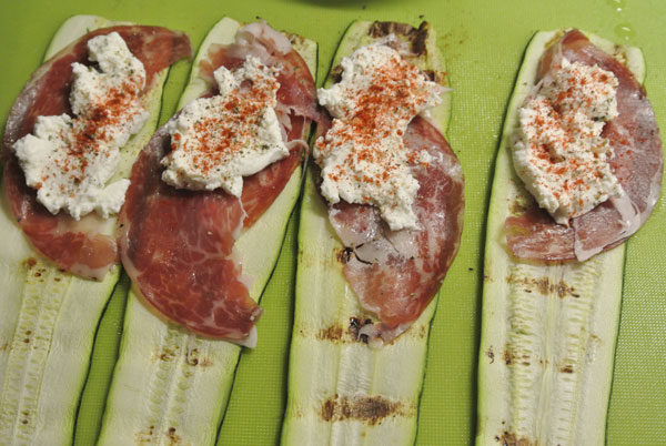 Courgetterolletjes met ham en ricotta