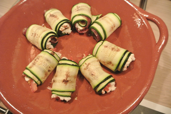 Courgetterolletjes met tomaat en ricotta