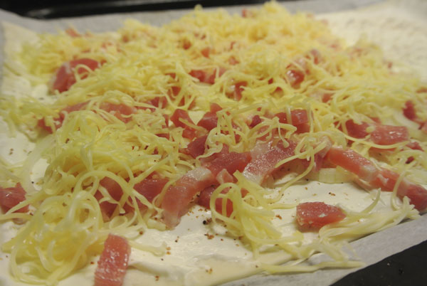 Flammkuchen met spekjes en ui