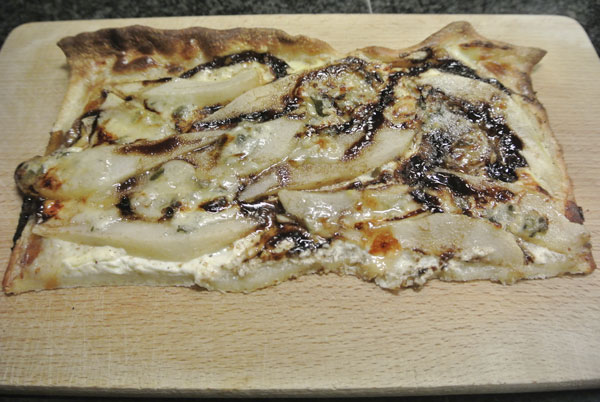 Flammkuchen met peer en blauwe kaas