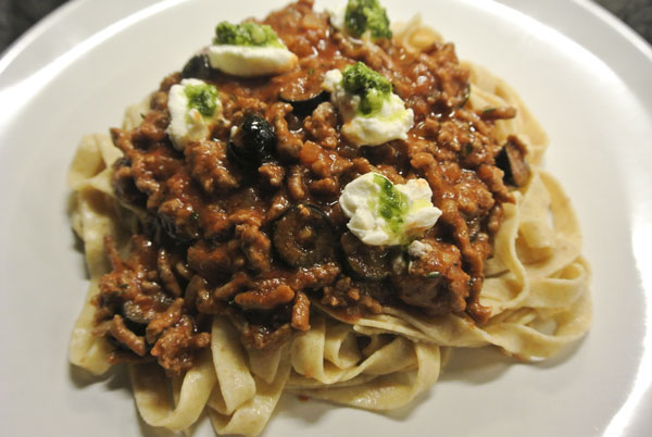 Verse pasta met tomaten, gehakt en olijven