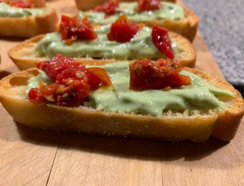 Bruschetta met avocadomousse en zongedroogde tomaatjes