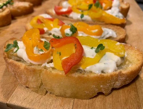 Bruschetta met gegrilde paprika en kruidenkaas