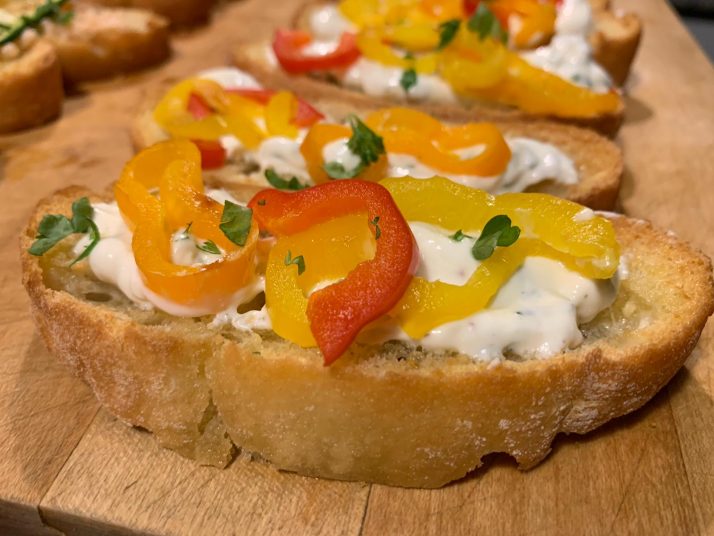 Bruschetta met gegrilde paprika en kruidenkaas - Tempting Flavours