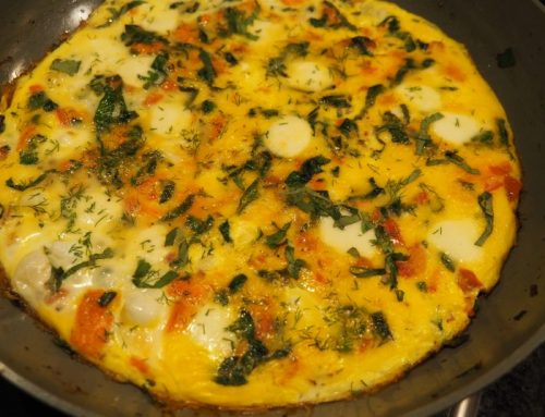 Uitgebreide omelet met zalm, mozzarella en spinazie