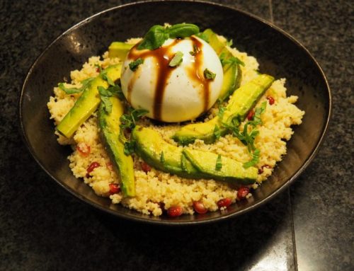 Couscous salade met granaatappel, gegrilde avocado en burrata