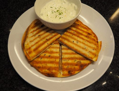 Quesadillas met tonijn en een frisse yoghurt dip