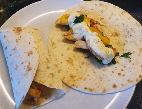 Snelle wrap met kip, groenten en kruidensaus