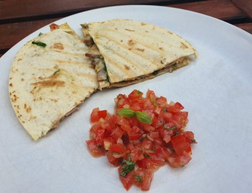 Roomkaas-paddenstoelen quesadilla met tomatensalsa