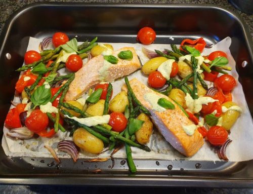 Traybake met zalm uit de oven