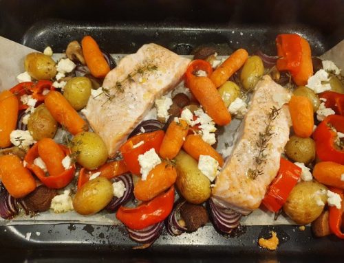 Herfstige traybake met zalm en paddenstoelen