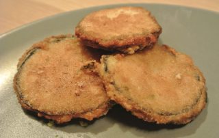Gefrituurde aubergine-kruidenkaas hapjes